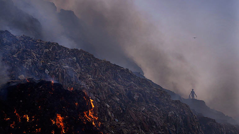 Ινδία: Κύμα ακραίου καύσωνα πλήττει το Νέο Δελχί – Χωματερές αυτοαναφλέγονται